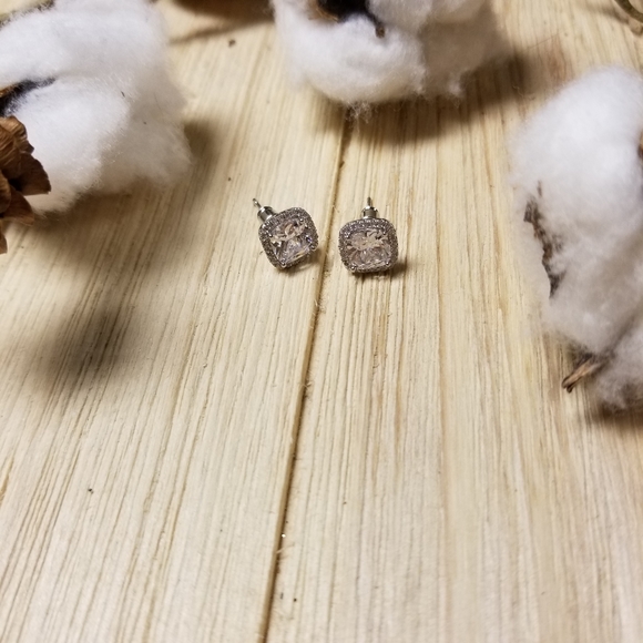 BREATHTAKING!! Clear color Halo Cut CZ stud earrings - Picture 4 of 11